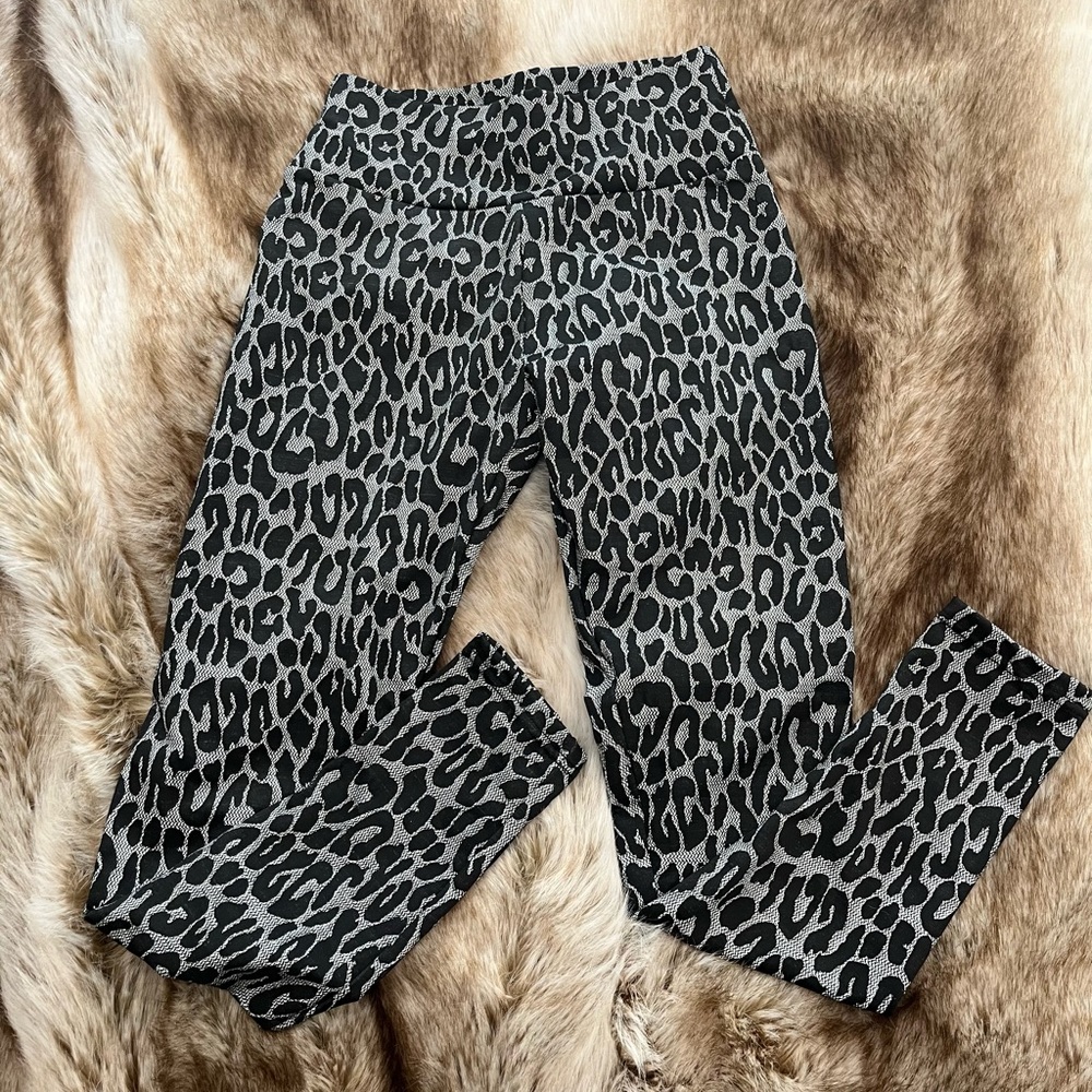 Scrunch Butt B&W Animal Print Leggings Size S